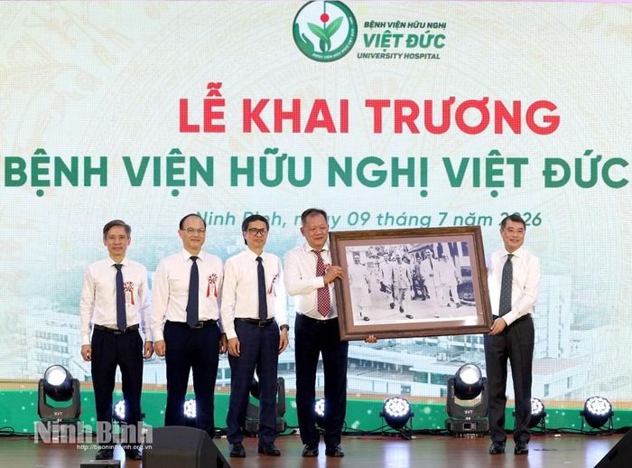 Đồng chí Lê Minh Hưng, Ủy viên Bộ Chính trị, Thủ tướng Chính phủ trao tặng ảnh lưu niệm cho lãnh đạo Bệnh viện Hữu nghị Việt Đức.