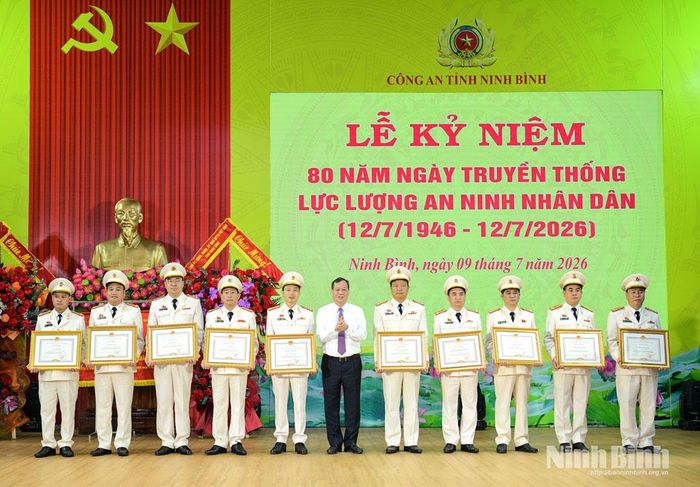 Đồng chí Lê Quốc Chỉnh, Phó Bí thư Tỉnh ủy, Chủ tịch HĐND tỉnh trao Bằng khen của UBND tỉnh cho các tập thể và cá nhân.