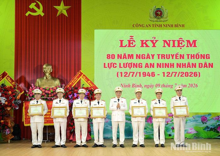 Thừa ủy quyền của Bộ trưởng Bộ Công an, đồng chí Đại tá Cù Quốc Thắng, Ủy viên Ban Thường vụ Tỉnh ủy, Giám đốc Công an tỉnh trao Bằng khen của Bộ Công an cho các tập thể và cá nhân.