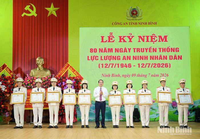 Đồng chí Mai Văn Tuất, Phó Bí thư Tỉnh ủy, Trưởng Đoàn đại biểu Quốc hội tỉnh trao Bằng khen của UBND tỉnh cho các tập thể và cá nhân.