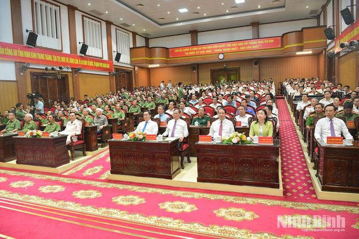 Các đồng chí lãnh đạo tỉnh và các đại biểu dự buổi lễ.