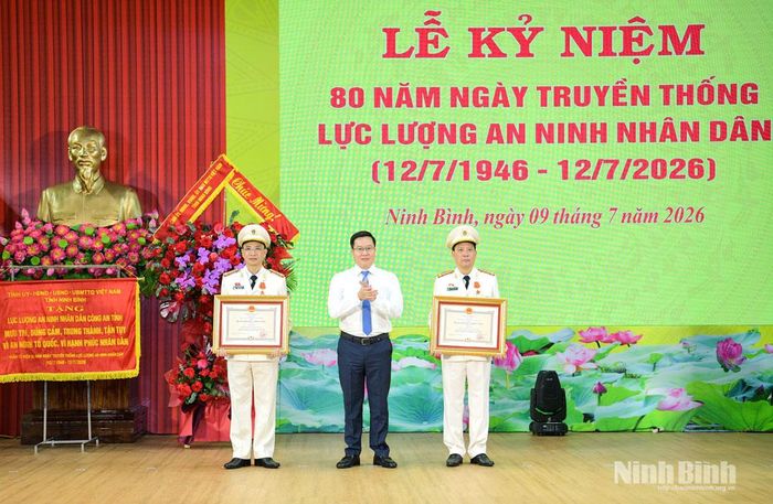 Thừa ủy quyền của Chủ tịch nước, đồng chí Trần Đăng Quỳnh, Ủy viên dự khuyết Trung ương Đảng, Phó Bí thư Thường trực Tỉnh ủy trao Huân chương Chiến công hạng Ba cho 2 cá nhân.