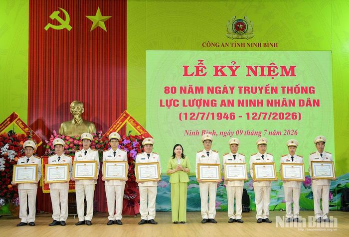 Đồng chí Đinh Thị Lụa, Phó Bí thư Tỉnh ủy, Chủ tịch Ủy ban Mặt trận Tổ quốc Việt Nam tỉnh trao Bằng khen của UBND tỉnh cho các tập thể và cá nhân.