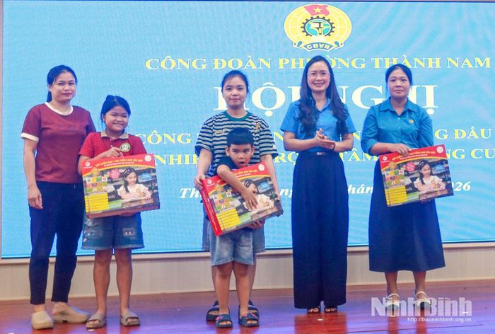 Lãnh đạo Liên đoàn Lao động tỉnh trao Bộ sách Tiếng Anh cho con của các đoàn viên.