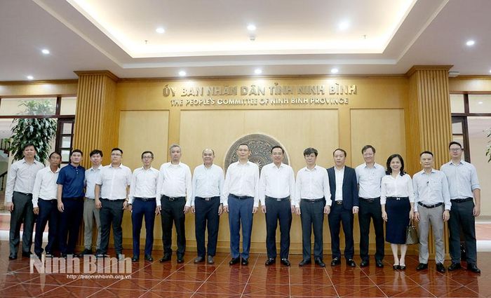 Các đại biểu chụp ảnh lưu niệm.