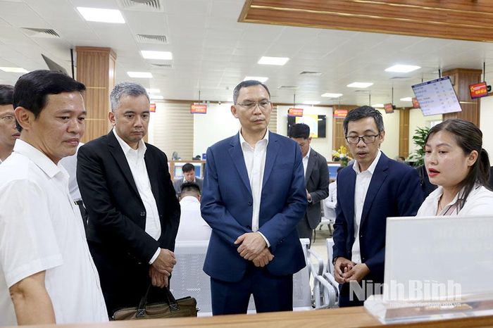 Đoàn công tác tham quan Trung tâm Phục vụ hành chính công tỉnh.