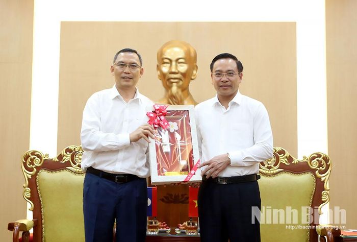 Ngài Keovisouk Solaphom, Thứ trưởng Bộ Công nghệ và Truyền thông Lào tặng quà lưu niệm cho đồng chí Đặng Thanh Sơn, Ủy viên Ban Thường vụ Tỉnh ủy, Phó Chủ tịch UBND tỉnh.