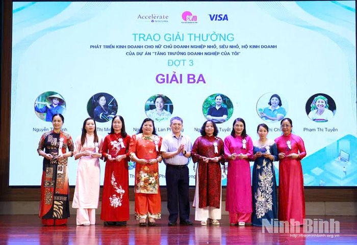 Chị Đinh Thị Duyên (đứng thứ 2 từ trái sang), khách hàng Chi nhánh Ý Yên đạt giải Ba tại Hội thi Phát triển kinh doanh cho nữ chủ doanh nghiệp nhỏ, siêu nhỏ, hộ kinh doanh của dự án “Tăng trưởng doanh nghiệp của tôi” năm 2026.