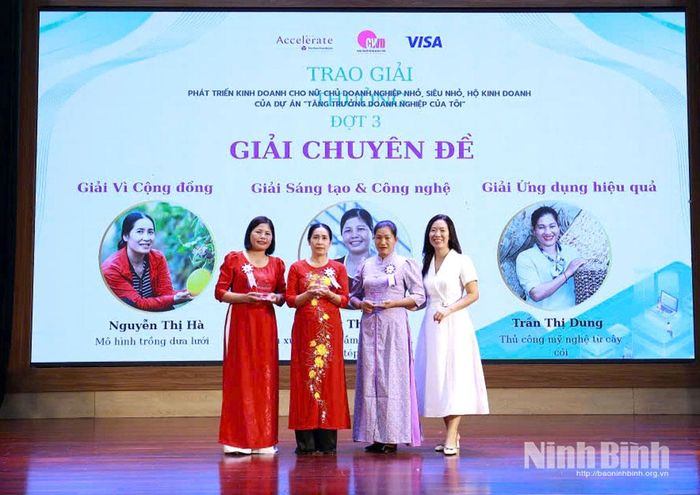 Chị Hoàng Thị Nghĩa (ngoài cùng bên trái), thôn 19, xã Hải Thịnh khách hàng của TYM Chi nhánh Hải Hậu đạt giải Chuyên để tại Hội thi Phát triển kinh doanh cho nữ chủ doanh nghiệp nhỏ, siêu nhỏ, hộ kinh doanh của dự án “Tăng trưởng doanh nghiệp của tôi” năm 2026.