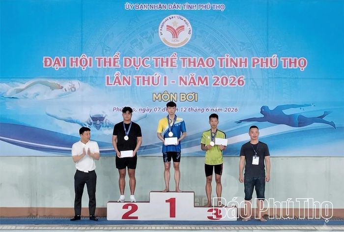 Ban Tổ chức Đại hội TDTT tỉnh trao Huy chương cho các VĐV xuất sắc.