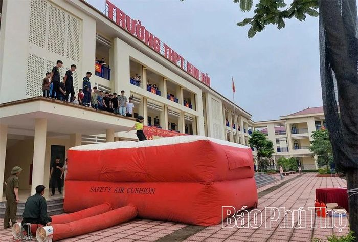Học sinh trải nghiệm thoát nạn bằng đệm hơi khi bị mắc kẹt từ trên cao.