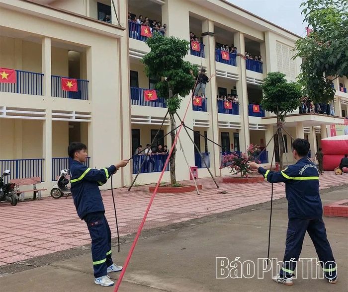 Học sinh trải nghiệm thoát nạn từ trên cao bằng cầu dây nghiêng.