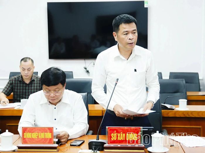 Lãnh đạo Sở Xây dựng báo cáo tiến độ triển khai các dự án.