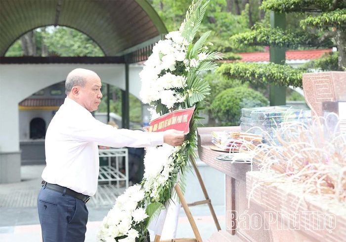 Đồng chí Bùi Đức Hinh - Phó Bí thư Tỉnh ủy, Chủ tịch HĐND tỉnh dâng hoa tại Bia tưởng niệm và phần mộ của 10 nữ liệt sĩ thanh niên xung phong.
