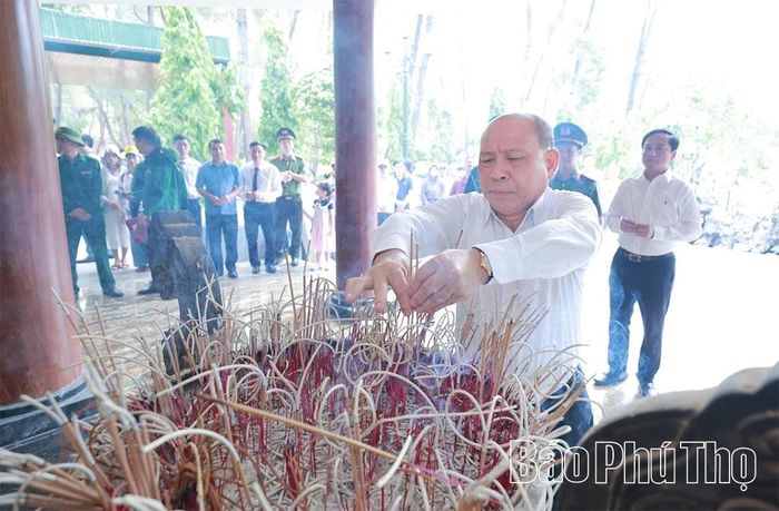 Đồng chí Phó Bí thư Tỉnh ủy, Chủ tịch HĐND tỉnh Bùi Đức Hinh dâng hương tưởng nhớ các anh hùng liệt sĩ.