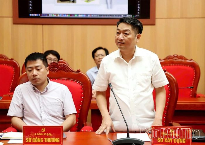 Lãnh đạo các sở, ngành trao đổi tại hội nghị.