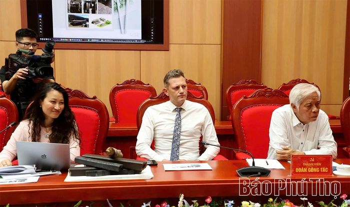 Các chuyên gia, nhà đầu tư thuộc đoàn công tác trao đổi về các giải pháp chuyển đổi xanh và đề xuất triển khai các mô hình công nghệ trên địa bàn tỉnh.