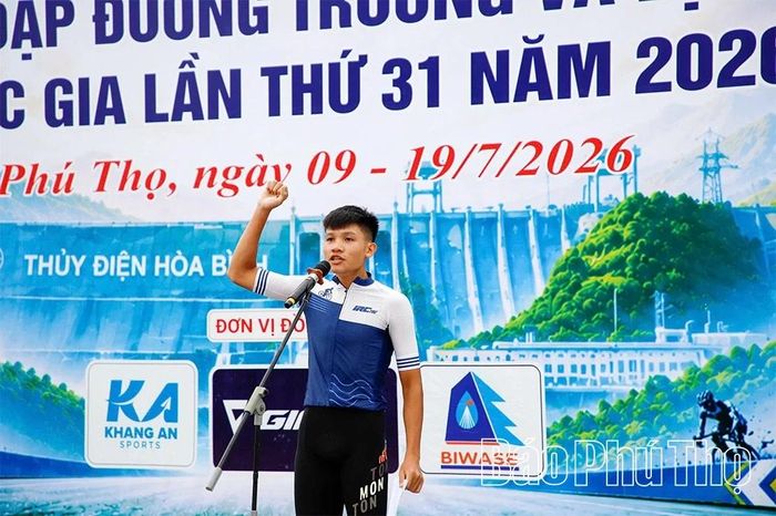 Cua-rơ Bùi Minh Hiếu, đoàn Phú Thọ thay mặt cho hơn 300 vận động viên tham gia thi đấu tuyên thệ.