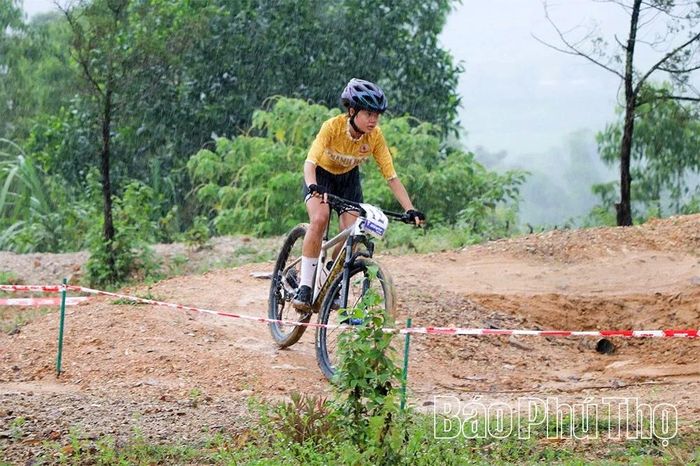 Mặc dù thời tiết bất lợi nhưng các cua-rơ vẫn nỗ lực thi đấu hết mình nhằm giành thành tích cao.