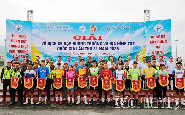 Các đồng chí lãnh đạo Liên đoàn Xe đạp - Mô tô thể thao Việt Nam, lãnh đạo các sở, ngành tặng cờ lưu niệm cho các đoàn vận động viên tham gia giải.