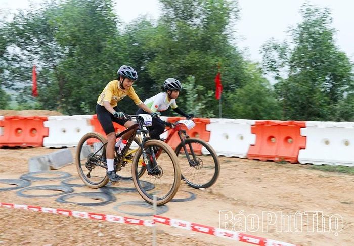 Ngay sau lễ khai mạc, các cua-rơ bước vào thi đấu các nội dung địa hình.