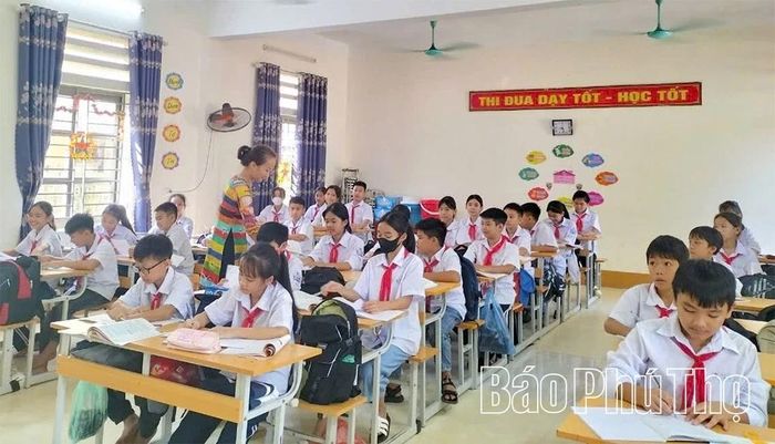 Giáo viên Trường THCS Tiên Du tư vấn, định hướng nghề nghiệp cho học sinh.