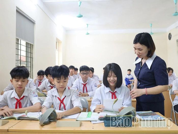Giáo viên Trường THCS Hưng Hóa (xã Tam Nông) trao đổi thông tin về hướng nghiệp.