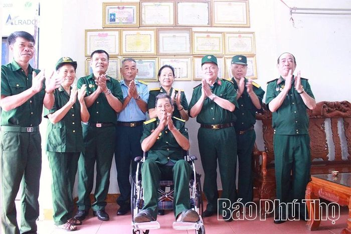 Trao tặng xe lăn cho nạn nhân chất độc da cam Nguyễn Duy Nho ở thôn Tân Thịnh, xã Minh Đài.