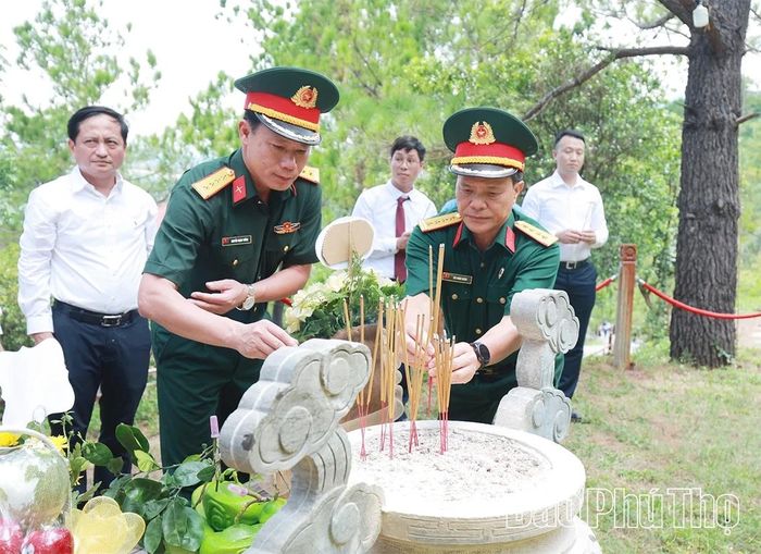 Các thành viên trong đoàn công tác dâng hương tưởng nhớ Đại tướng Võ Nguyên Giáp.