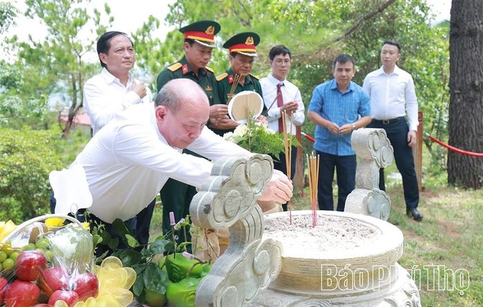 Đồng chí Phó Bí thư Tỉnh ủy, Chủ tịch HĐND tỉnh Bùi Đức Hinh thành kính thắp nén hương thơm tưởng nhớ Đại tướng Võ Nguyên Giáp.