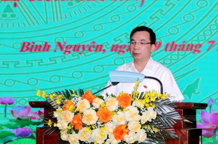 Phó Bí thư Tỉnh ủy Bùi Huy Vĩnh phát biểu tại buổi tiếp xúc cử tri.