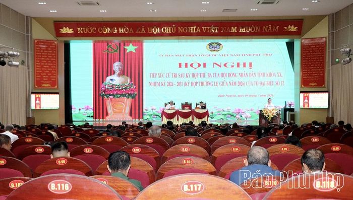 Quang cảnh hội nghị tiếp xúc cử tri.