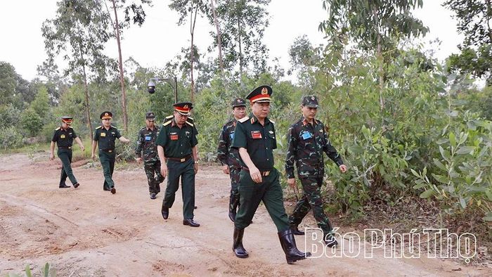 Thiếu tướng Tô Quang Hanh, Phó Tham mưu trưởng Quân khu 2 cùng các đại biểu kiểm tra, chỉ đạo công tác diễn tập.
