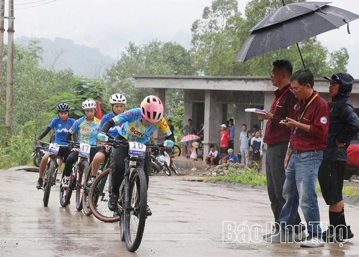 Các trọng tài cho vận động viên thi đấu ở nội dung băng đồng tính giờ cá nhân nữ lứa tuổi 17 - 18 tuổi xuất phát.