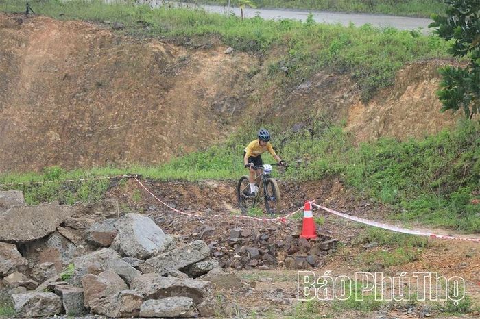 Các vận động viên thi đấu trong điều kiện hết sức bất lợi khi trời liên tục mưa to, đường đua trơn trượt.