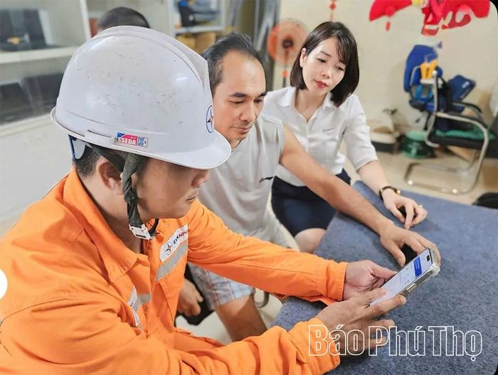 Điện lực Thanh Sơn tuyên truyền, hướng dẫn người dân cài ứng dụng EVN CSKH.
