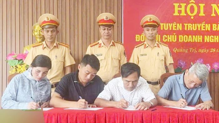 Lực lượng Cảnh sát giao thông đẩy mạnh tuyên truyền pháp luật và tổ chức cho các doanh nghiệp vận tải ký cam kết chấp hành tốt pháp luật - Ảnh: B.T