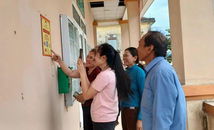 Người dân thôn Mai Xá sử dụng mã QR của mô hình "Hòm thư số-Mặt trận lắng nghe ý kiến Nhân dân" để gửi phản ánh, góp ý đến Mặt trận xã Cửa Việt - Ảnh: N.B