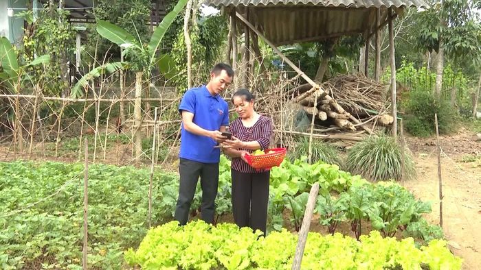 Cán bộ Đoàn trực tiếp đến nhà hỗ trợ, hướng dẫn người dân sử dụng các tiện ích số - Ảnh: T.Đ