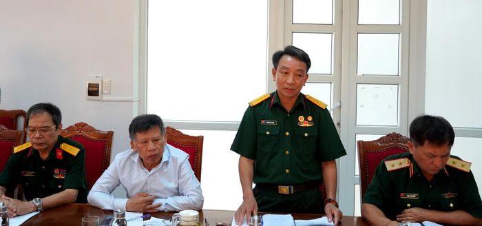 Đại diện các thành viên đoàn công tác Hội hỗ trợ gia đình liệt sĩ Việt Nam trao đổi, đề xuất thành lập Ban Vận động Hỗ trợ gia đình liệt sĩ tỉnh Quảng Trị - Ảnh: H.Tr