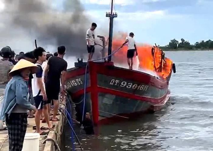 Tàu cá bất ngờ bốc cháy khi đang neo đậu tại cảng - Ảnh: T.Đ