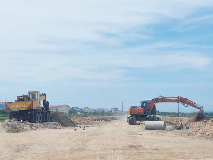 Thi công đoạn tuyến thuộc địa bàn phường Đồng Hới - Ảnh: B.T