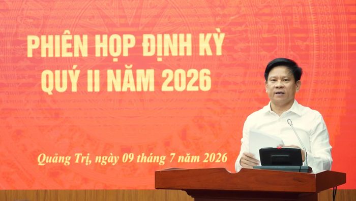 Đồng chí Lê Vĩnh Thế, Chánh Văn phòng Tỉnh ủy, Phó trưởng Ban Chỉ đạo trình bày báo cáo tại phiên họp - Ảnh: Q.V