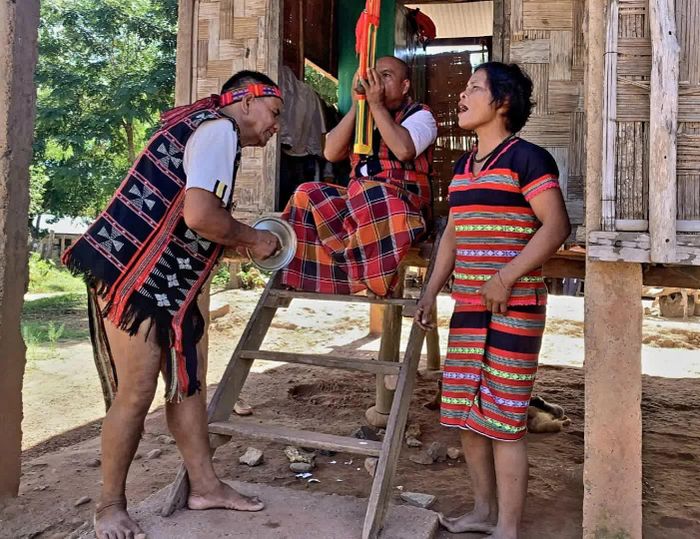 Ông Hồ In (ngoài cùng bên trái) biểu diễn văn nghệ truyền thống cùng người dân địa phương - Ảnh: K.S