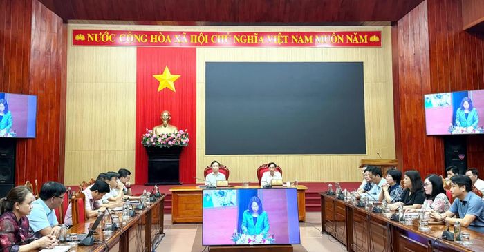Đồng chí Hoàng Xuân Tân, Phó Chủ tịch UBND tỉnh và các đại biểu tham dự hội nghị tại điểm cầu tỉnh Quảng Trị - Ảnh: Nh.V