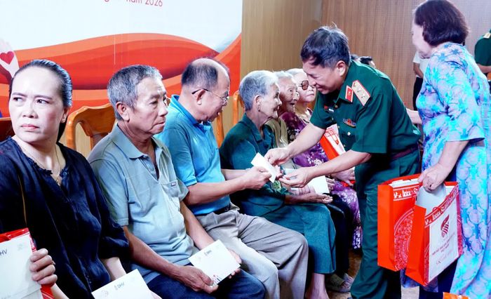Đồng chí Trung tướng Trần Tấn Hùng, Phó Chủ tịch Thường trực Hội hỗ trợ gia đình liệt sĩ Việt Nam trao quà tặng các gia đình người có công - Ảnh: H.Tr