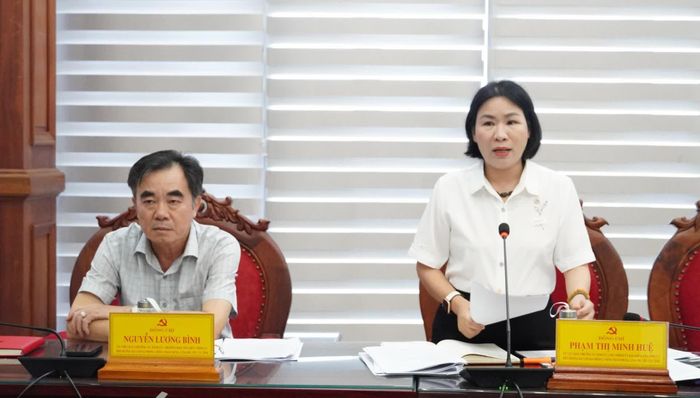 Đồng chí Phạm Thị Minh Huệ, Chủ nhiệm Ủy ban Kiểm tra Tỉnh ủy phát biểu tại phiên họp - Ảnh: Q.V