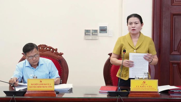 Đồng chí Ly Kiều Vân, Trưởng ban Nội chính Tỉnh ủy phát biểu tại phiên họp - Ảnh: Q.V