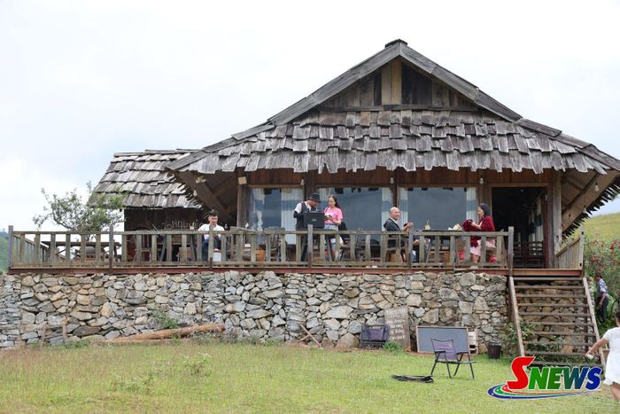 Du khách tham quan, trải nghiệm tại xã Tà Xùa.