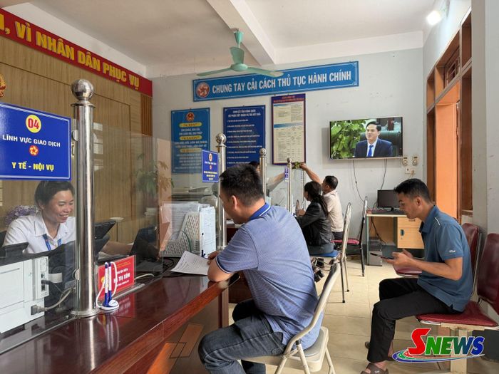 Giải quyết thủ tục hành chính cho nhân dân tại Trung tâm Phục vụ hành chính công xã Phiêng Cằm.